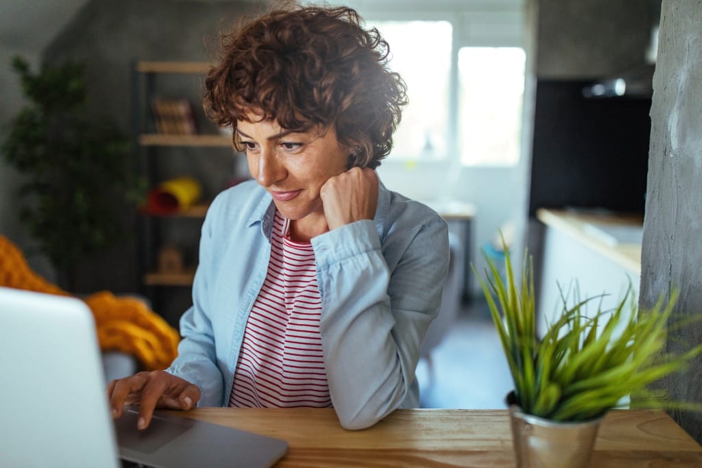 Vrouw achter laptop bezig met Pensioenplanning